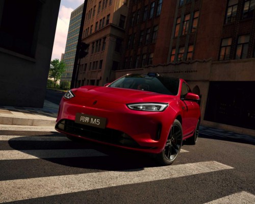 主动防护+被动硬实力，问界新M5 Ultra和Model Y谁能护全家周全？