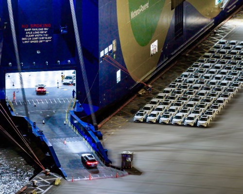 新华出版社发布「2025年度瞬间」，三张图看懂中国汽车这一年的韧性发展